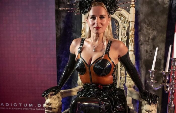 Domina-fetish-zarin-im-schwarzwald